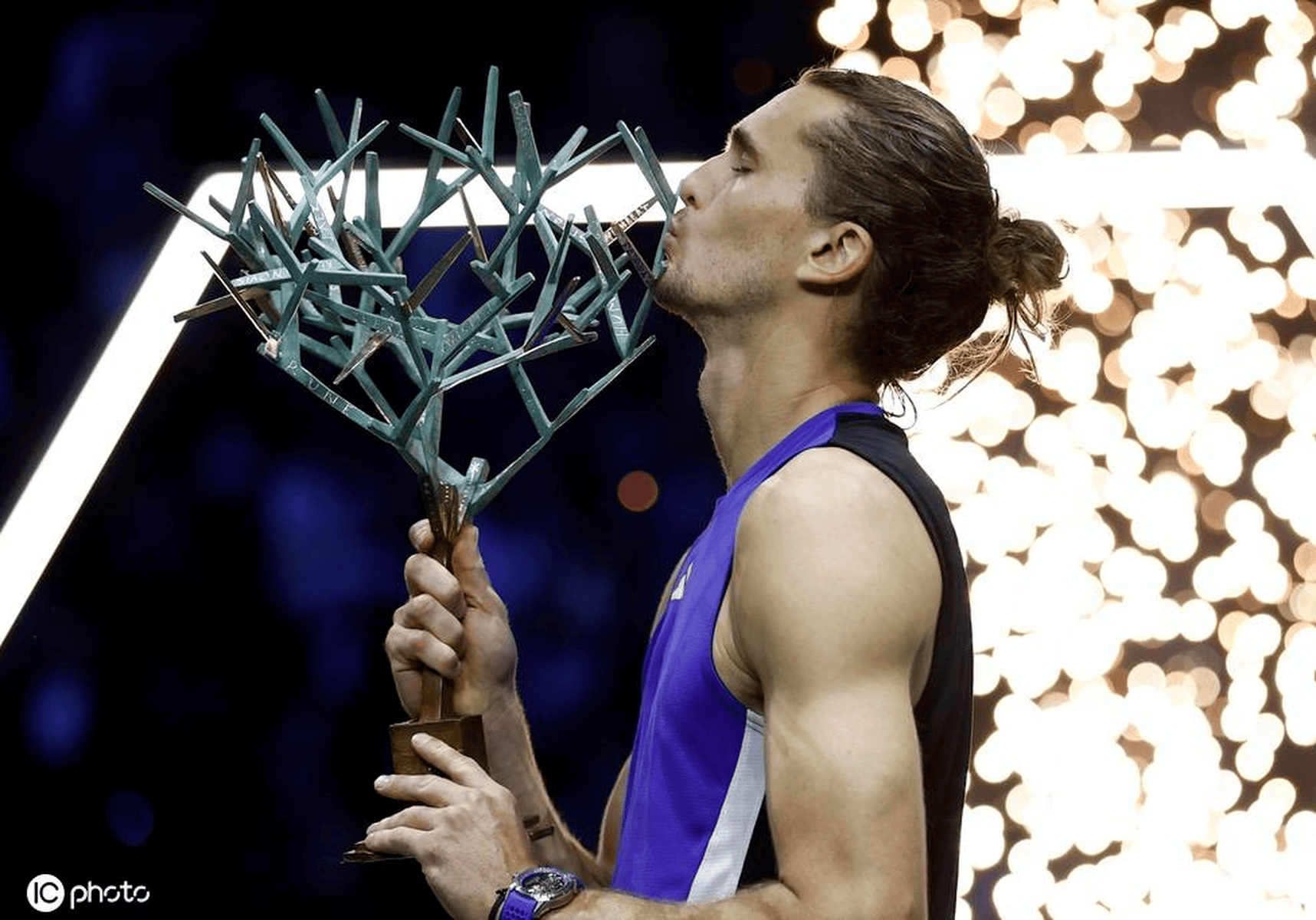 关于法国网球队力克世界网球队，兹维列夫制霸全场的信息