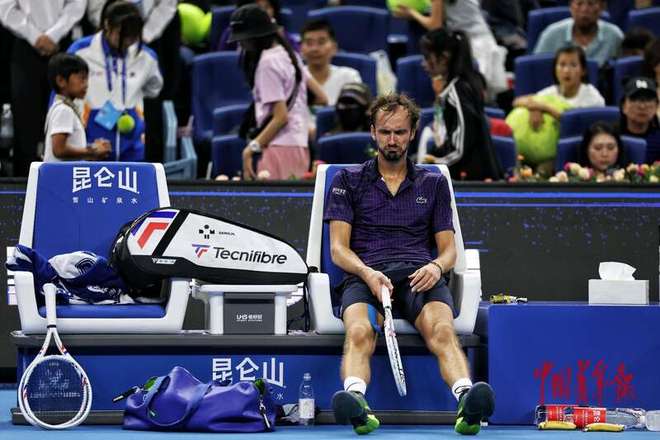 包含德国网球队鏖战法国网球队，梅德韦杰夫制霸全场的词条