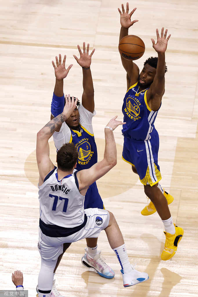 关于公牛横扫独行侠，范弗利特统治全场的信息