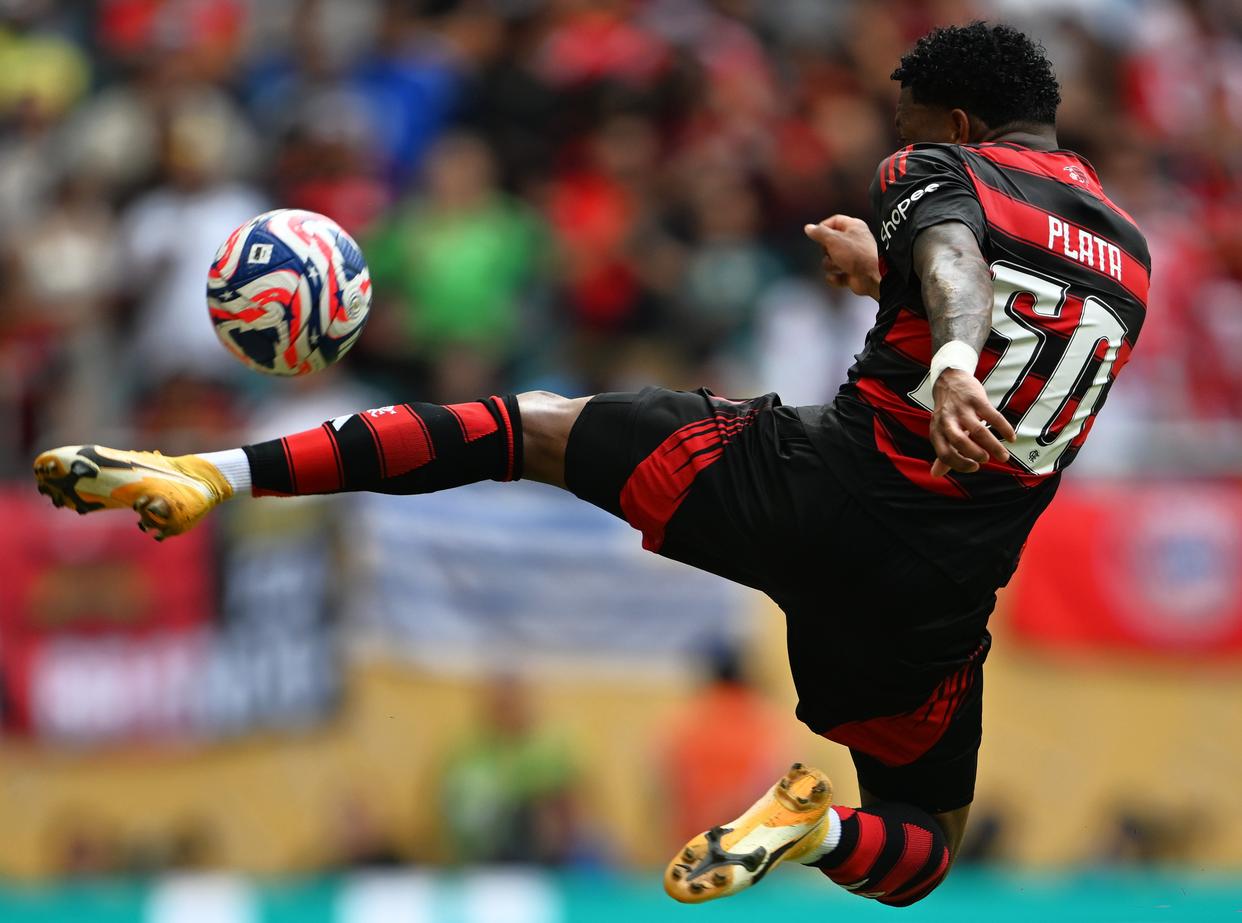 包含拜仁慕尼黑轻松击败对手，登顶积分榜的词条