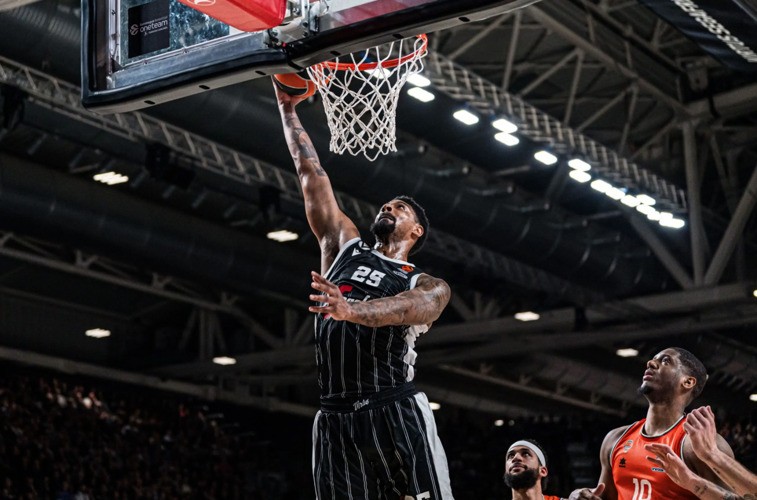 青岛男篮胜负激烈，最终斩获关键胜利