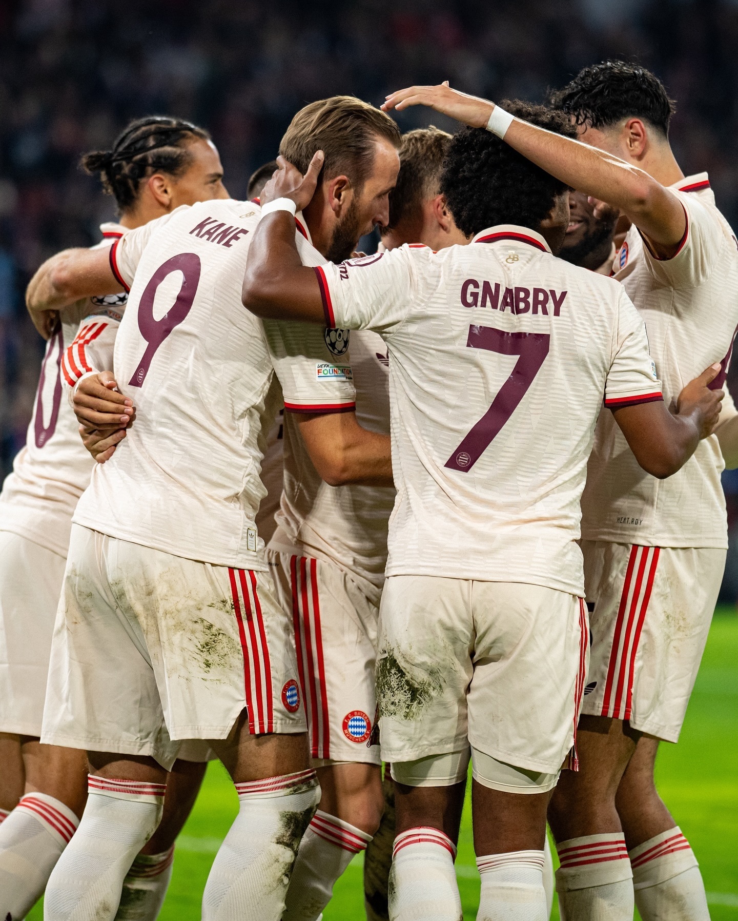 拜仁慕尼黑球迷集体欢呼球队取得胜利