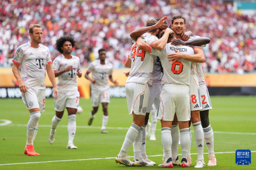 拜仁慕尼黑球迷集体欢呼球队取得胜利