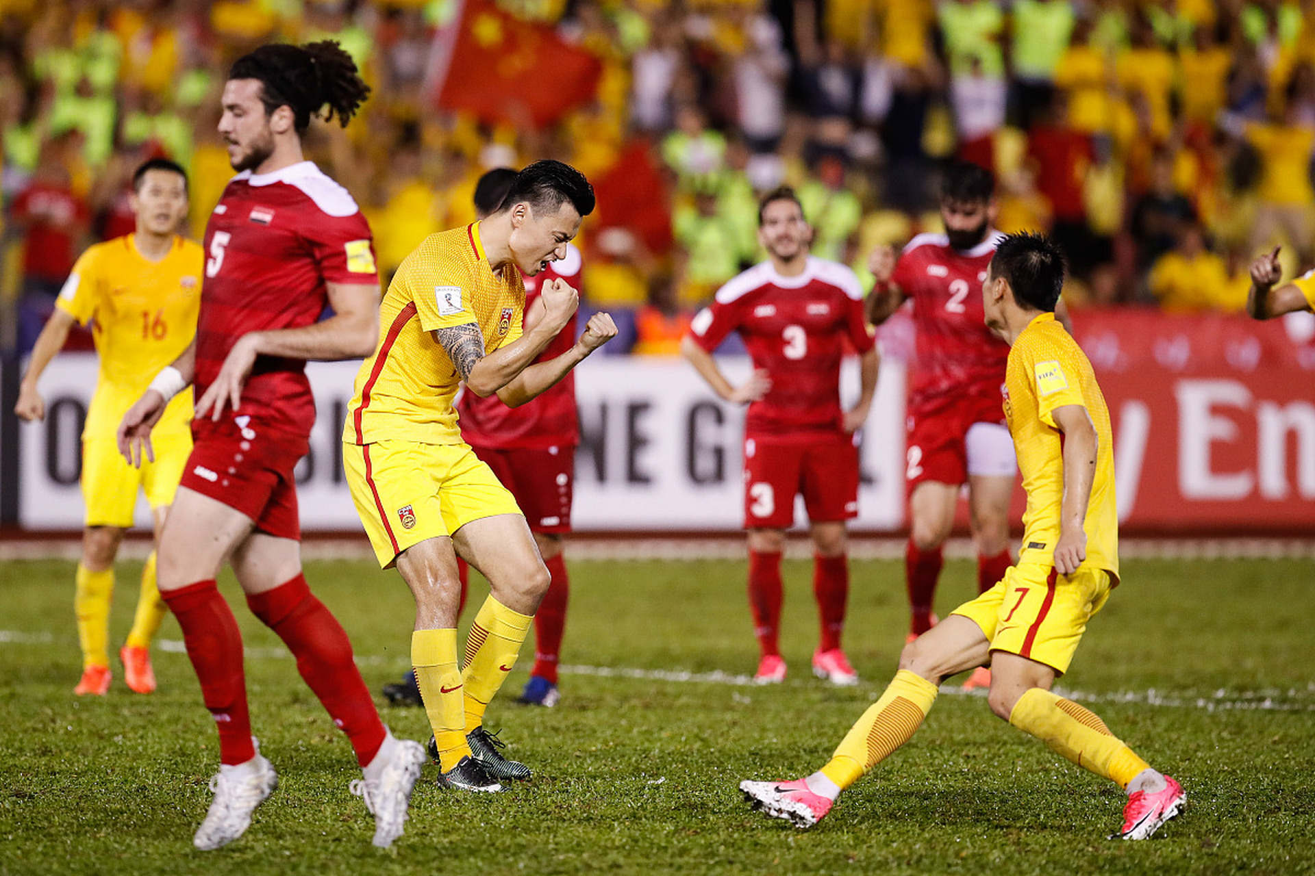 足球比赛中球员表现亮眼,受到瞩目 足球比赛中球员表现亮眼,受到瞩目