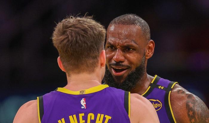 爵士主场击败凯尔特人,赢得七连胜 爵士主场击败凯尔特人,赢得七连胜