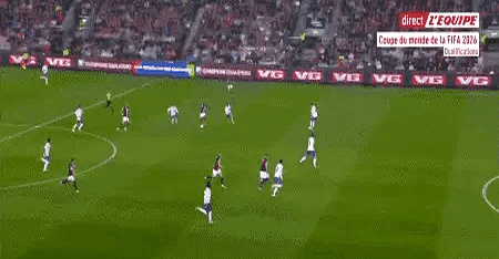 包含意大利不敌对手，遭遇欧预赛惨败的词条