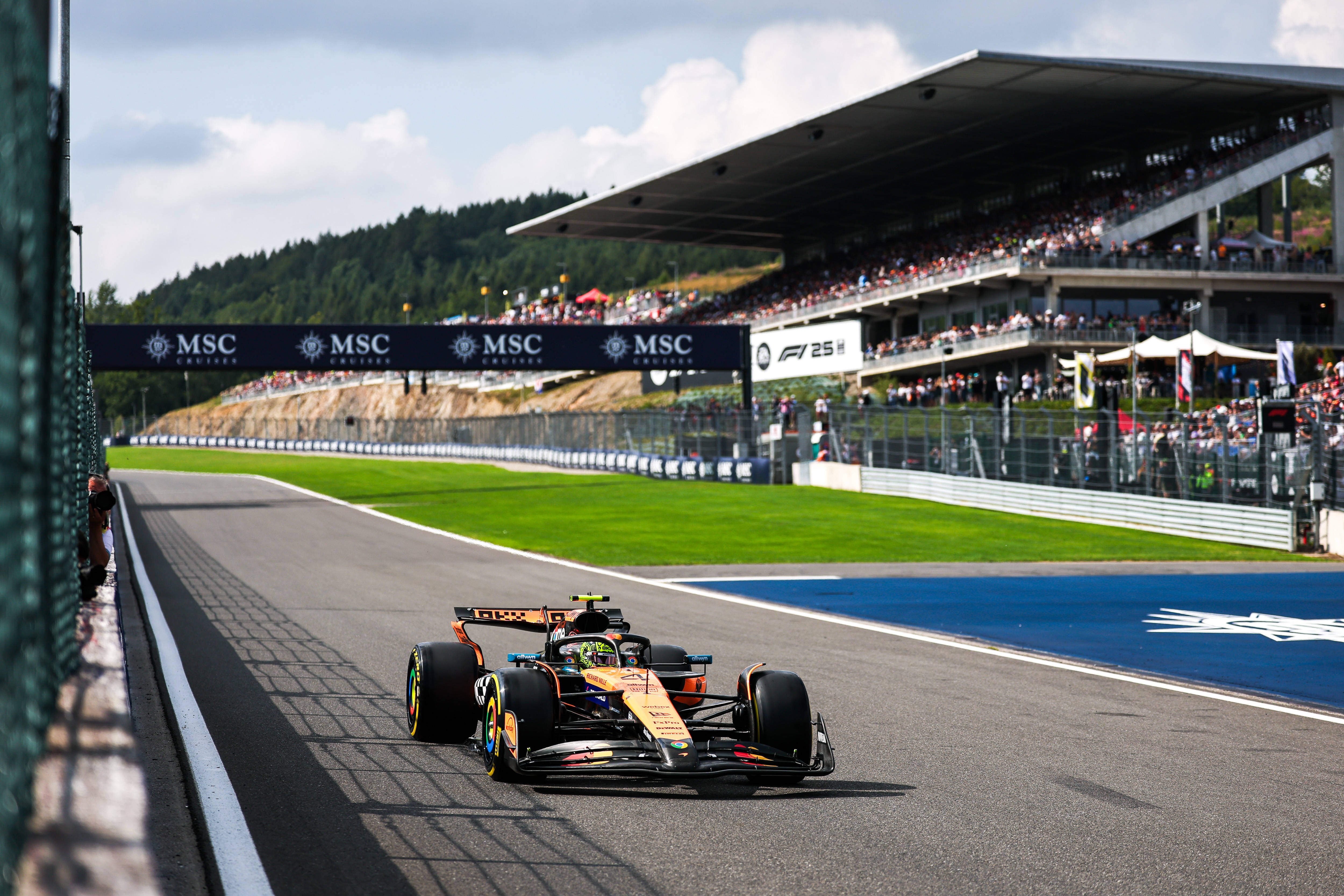 索伯车队翻盘阿斯顿马丁，皮亚斯特里带队取胜的简单介绍