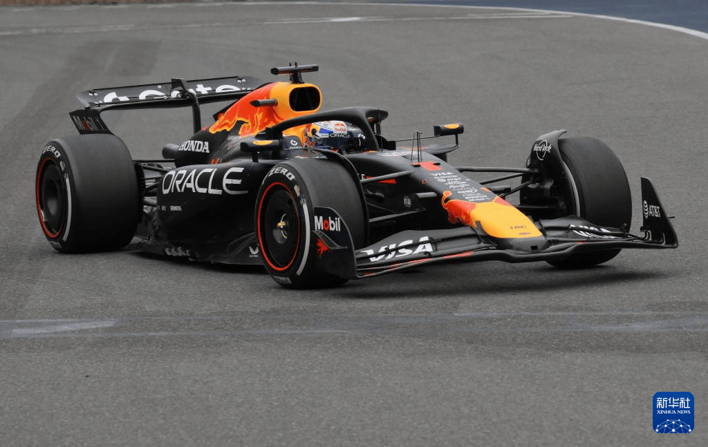 红牛车队翻盘雷诺车队，塞恩斯关键制胜的简单介绍