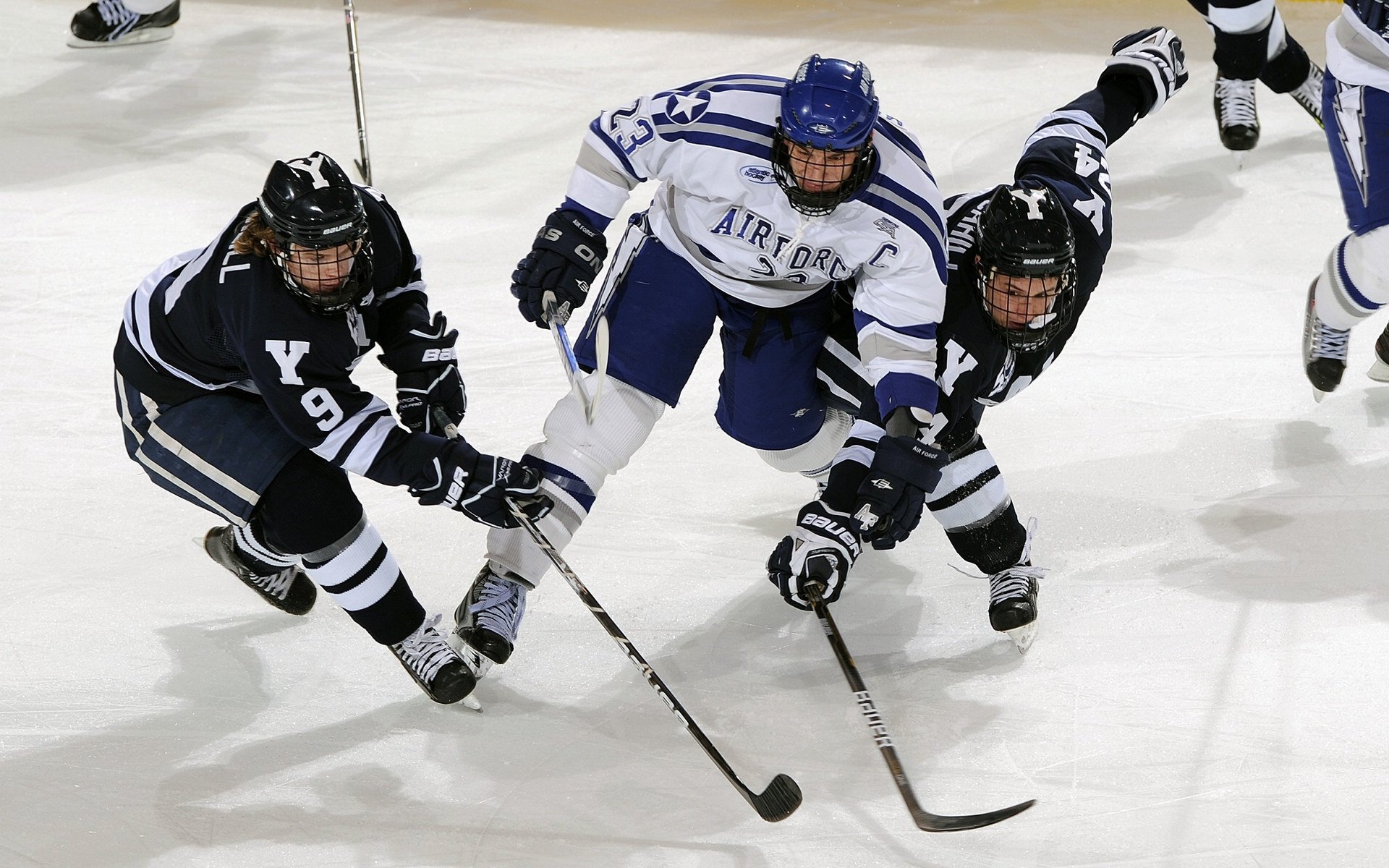 红色风暴席卷赛道，周冠宇驾驭法拉利力克梅赛德斯，上演统治级表现