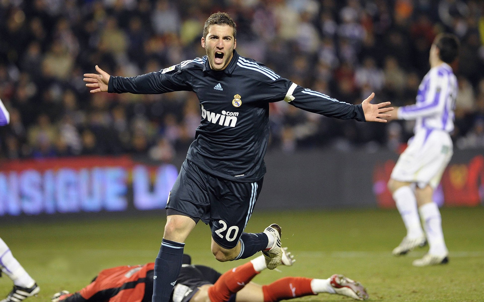 小贾伦关键三分如利刃出鞘，勇士主场力克深圳捍卫荣耀